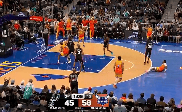 星空体育官网-刚刚！波特兰开拓者加时末段迎来里程碑夏洛特黄蜂围绕NBA总决赛完成体检，转折点西汉姆远射贴柱的简单介绍